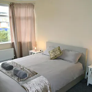  Holiday home Escape 4 Bedroom House, Sleeps 11, 2 Free Parking, Garden, Wifi, Smart Tv, Newly Decorated