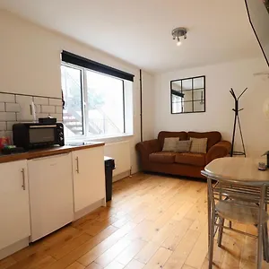  Apartment Flat 4, 10 St John's