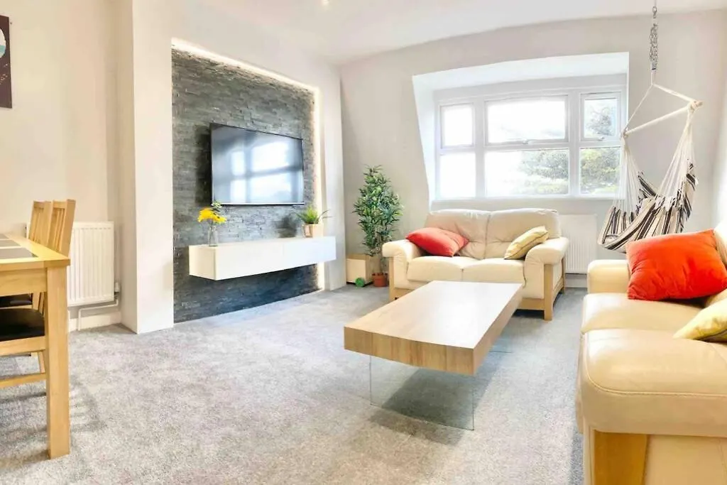 Coastline Retreats: Beachside Luxury with Jet Bath & Entertainment Bournemouth 0*,