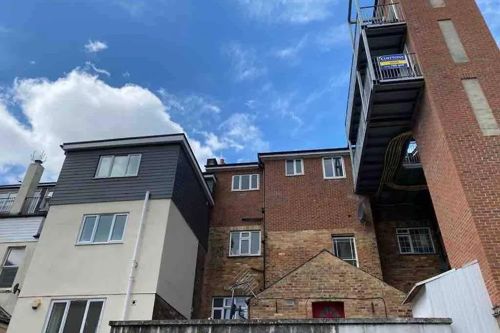 Coastline Retreats: Beachside Luxury with Jet Bath & Entertainment Bournemouth