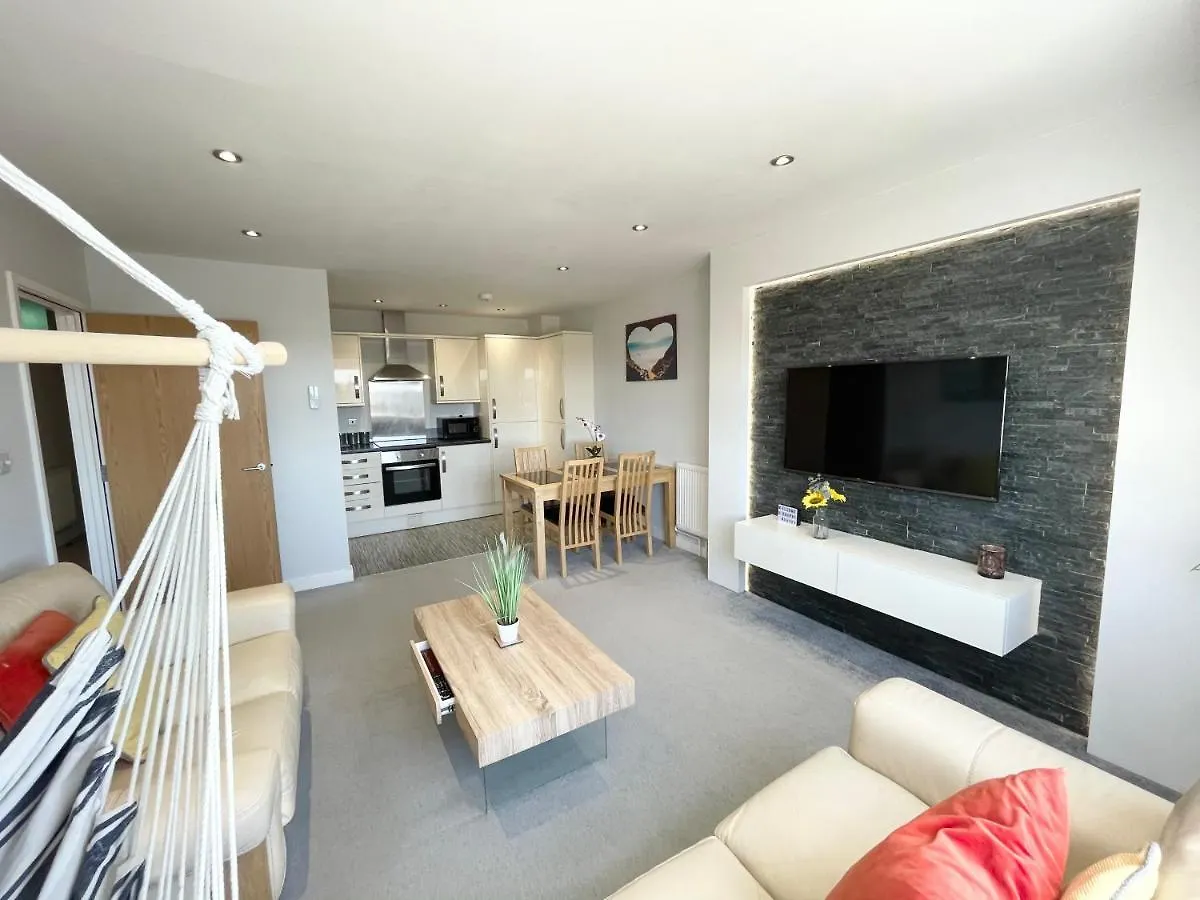 Coastline Retreats: Beachside Luxury with Jet Bath & Entertainment Bournemouth Apartment