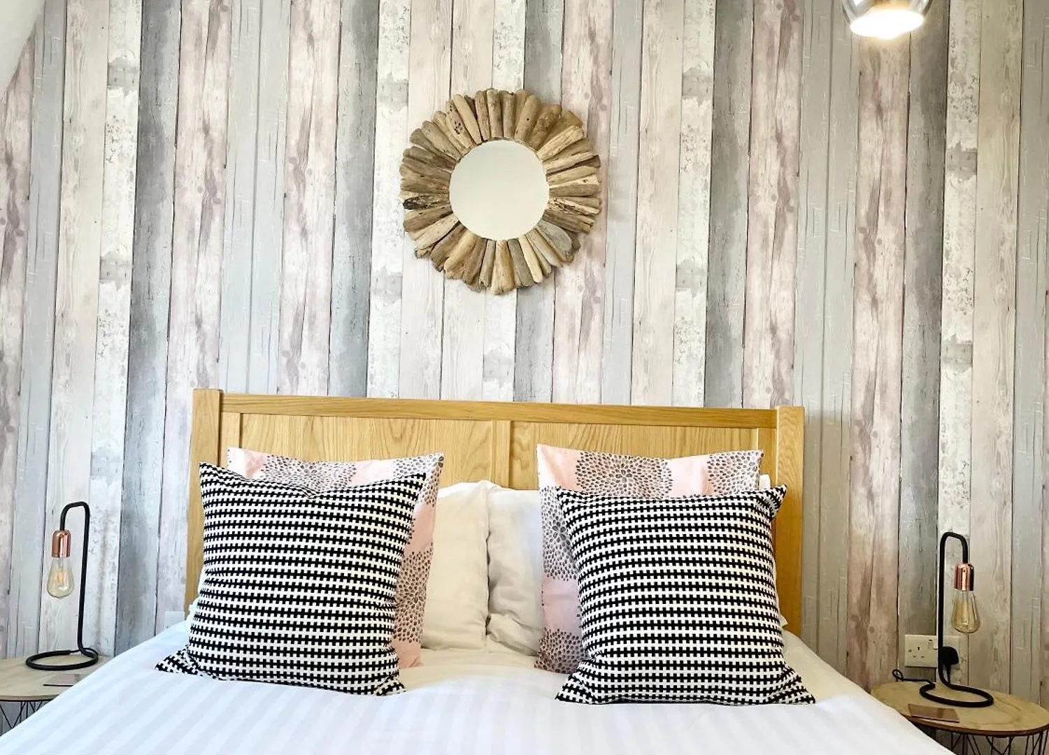 Apartment Coastline Retreats: Beachside Luxury with Jet Bath & Entertainment Bournemouth