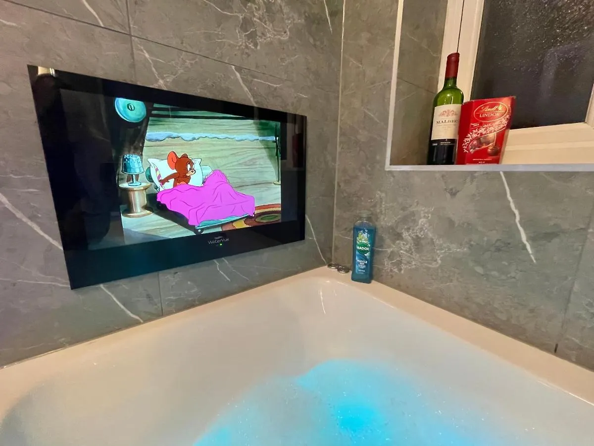 Coastline Retreats: Beachside Luxury with Jet Bath & Entertainment Bournemouth 0*,