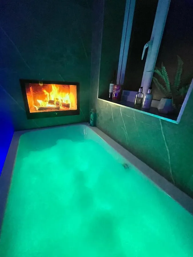 Coastline Retreats: Beachside Luxury with Jet Bath & Entertainment Bournemouth Apartment