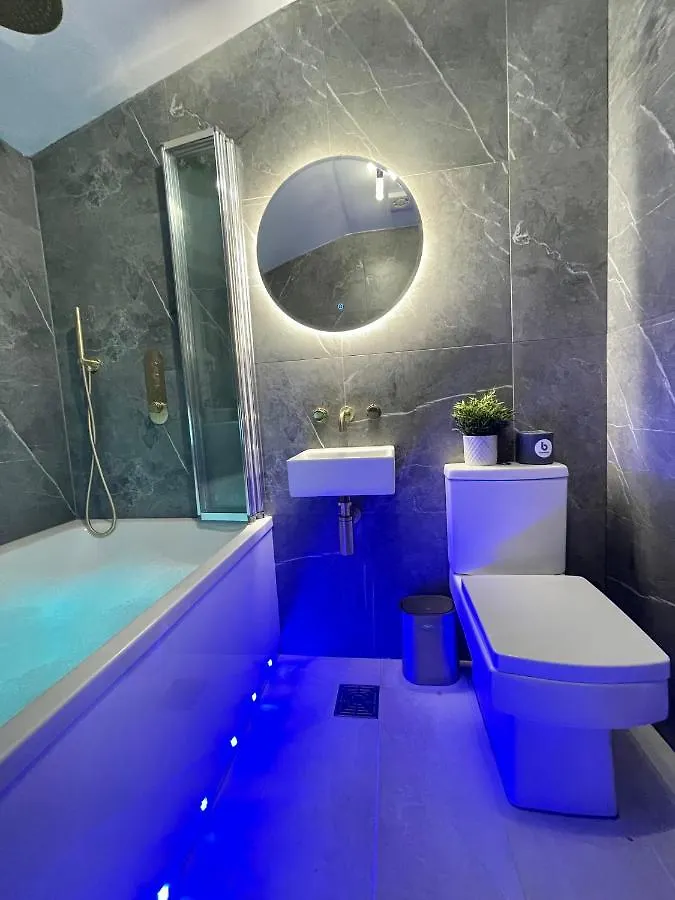 Apartment Coastline Retreats: Beachside Luxury with Jet Bath & Entertainment Bournemouth